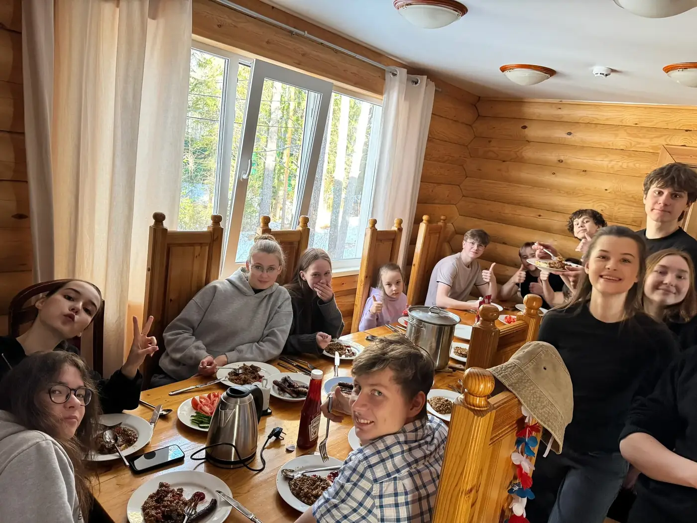 Компания за столом в доме