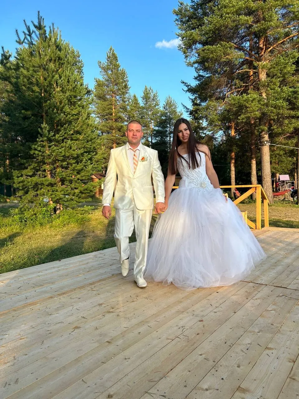 Жених и невеста на деревянном помосте